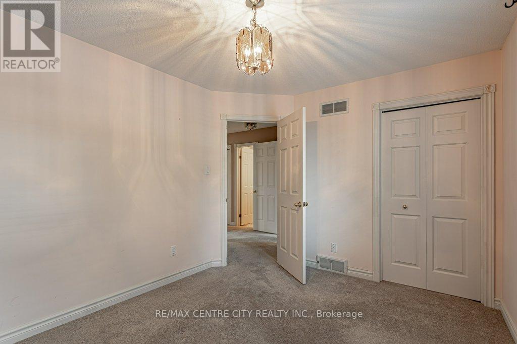 261 Ensign Crescent, London South, Ontario  N6J 4V2 - Photo 23 - X12590920