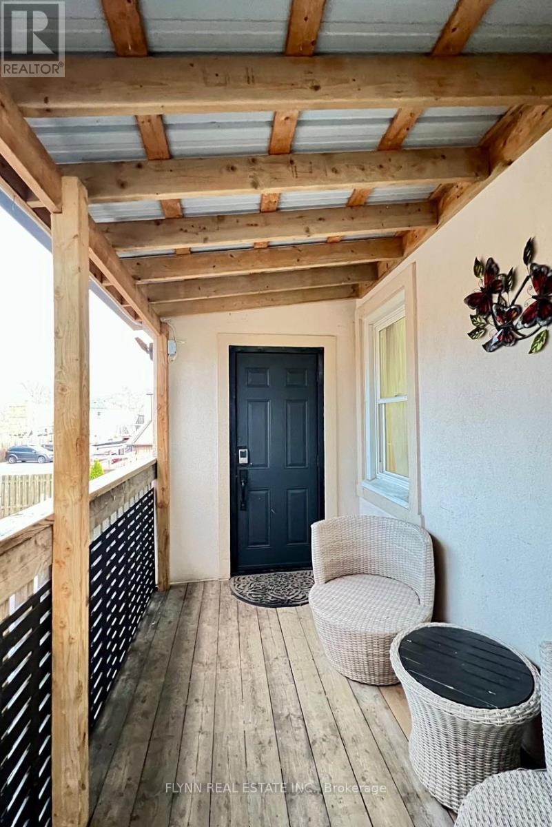 Upper - 254 Ontario Street, St. Catharines, Ontario  L2R 5L5 - Photo 3 - X12590746