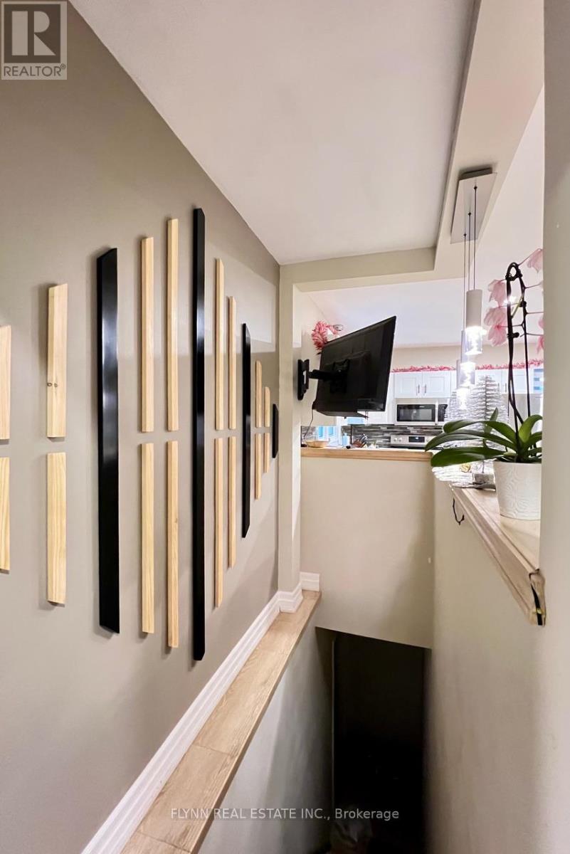 Upper - 254 Ontario Street, St. Catharines, Ontario  L2R 5L5 - Photo 6 - X12590746