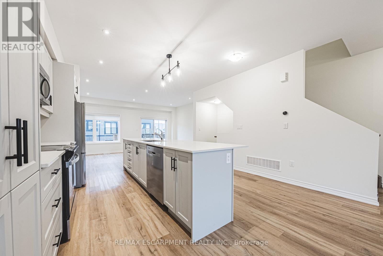 47 Cadwell Lane, Hamilton, Ontario  L9C 0C4 - Photo 9 - X12590768