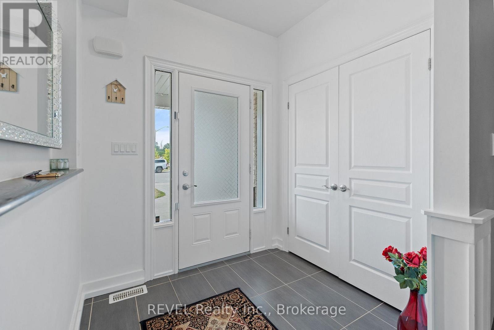 1018 Kerby Street, Fort Erie, Ontario  L2A 0B9 - Photo 3 - X12590934