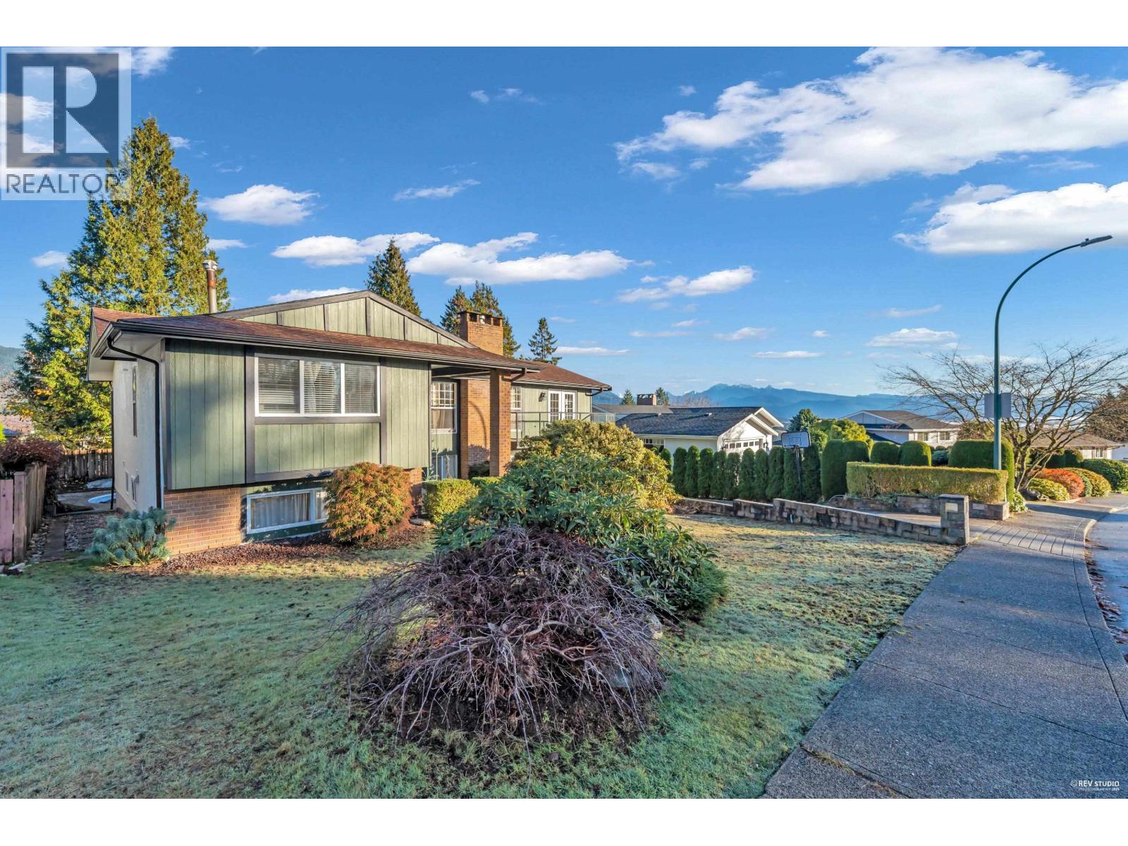 2731 Daybreak Avenue, Coquitlam, British Columbia  V3C 2E8 - Photo 3 - R3069847