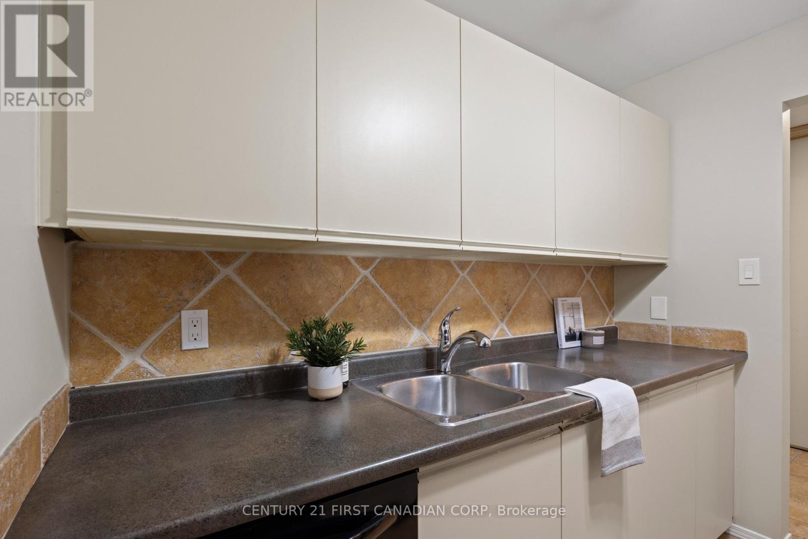 208 - 2228 Trafalgar Street, London East, Ontario  N5V 4J8 - Photo 8 - X12591040