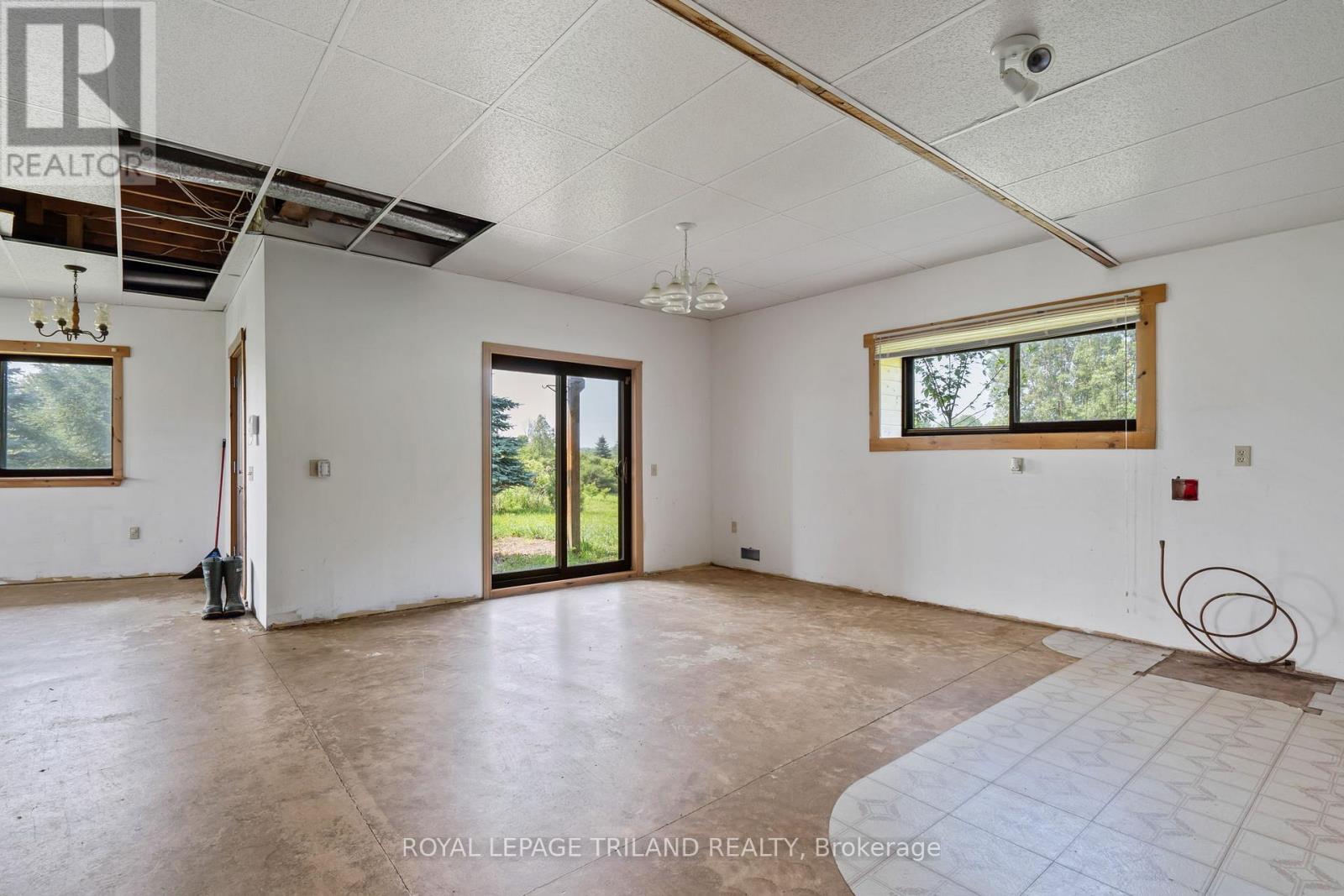 25090 Dundonald Road, Southwest Middlesex, Ontario  N0N 1A0 - Photo 25 - X12591102