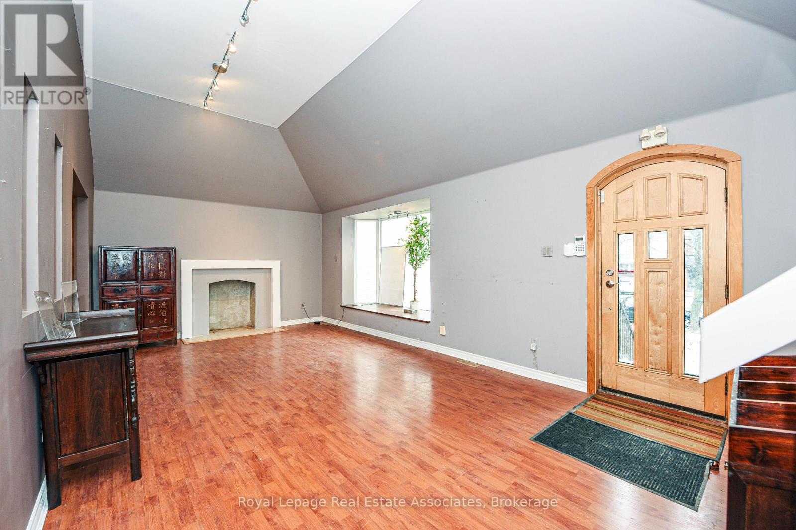 270 Lakeshore Road E, Mississauga, Ontario  L5G 1H1 - Photo 2 - W12590924