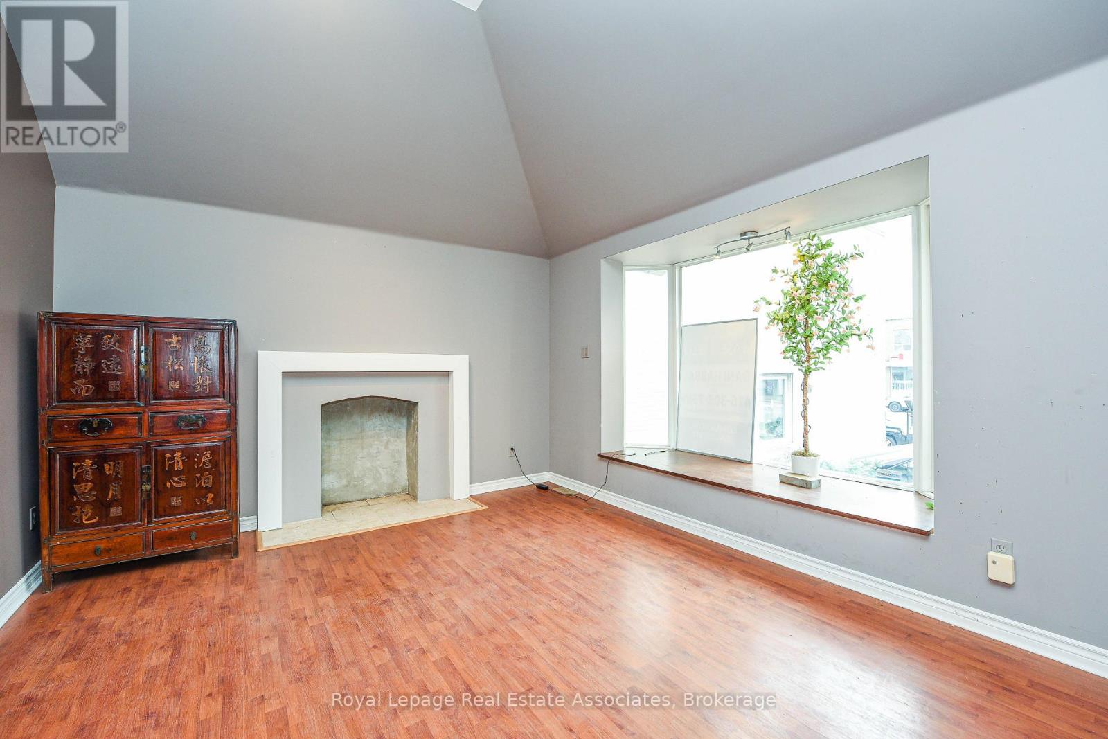 270 Lakeshore Road E, Mississauga, Ontario  L5G 1H1 - Photo 5 - W12590924