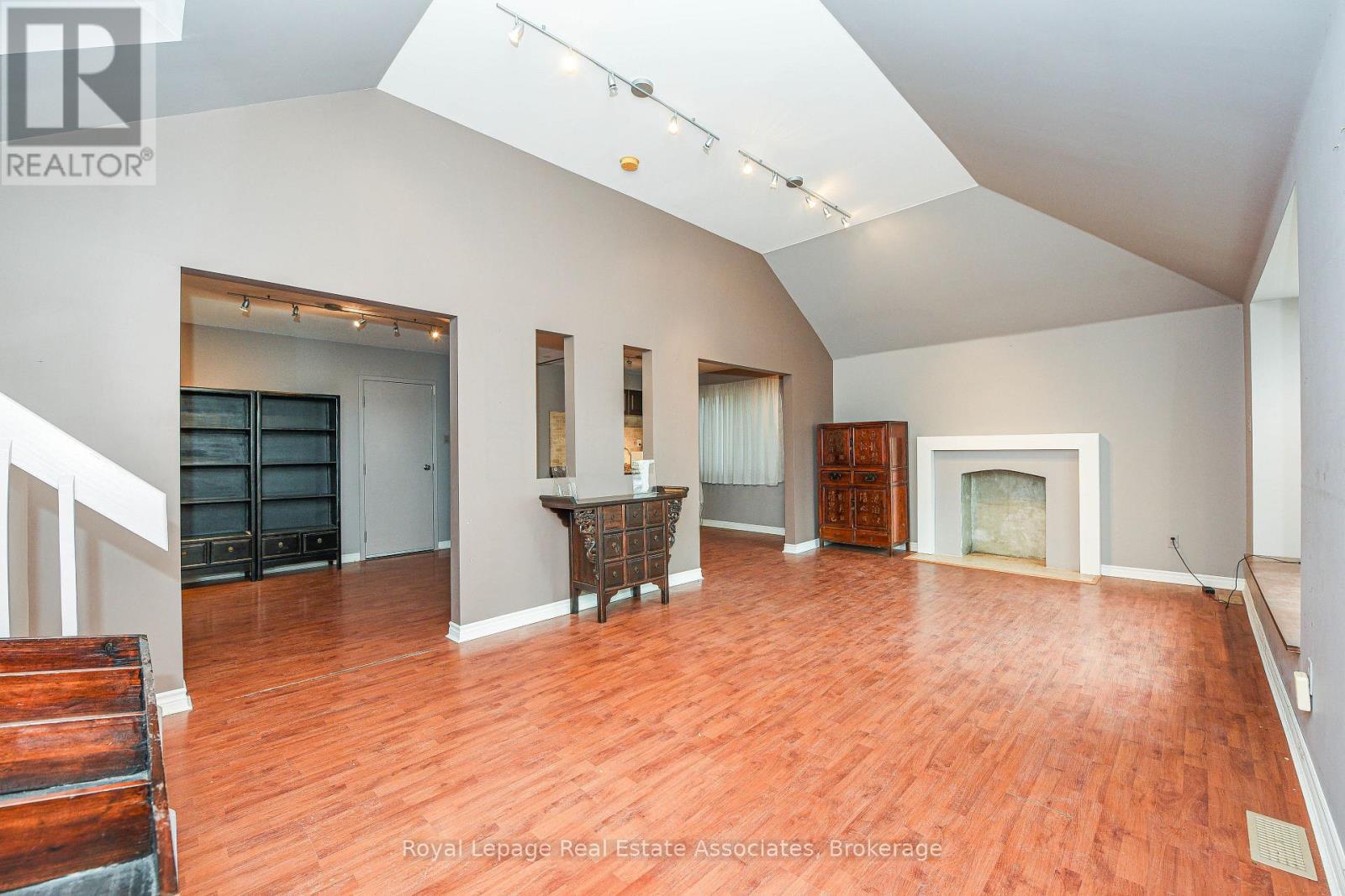 270 Lakeshore Road E, Mississauga, Ontario  L5G 1H1 - Photo 6 - W12590924