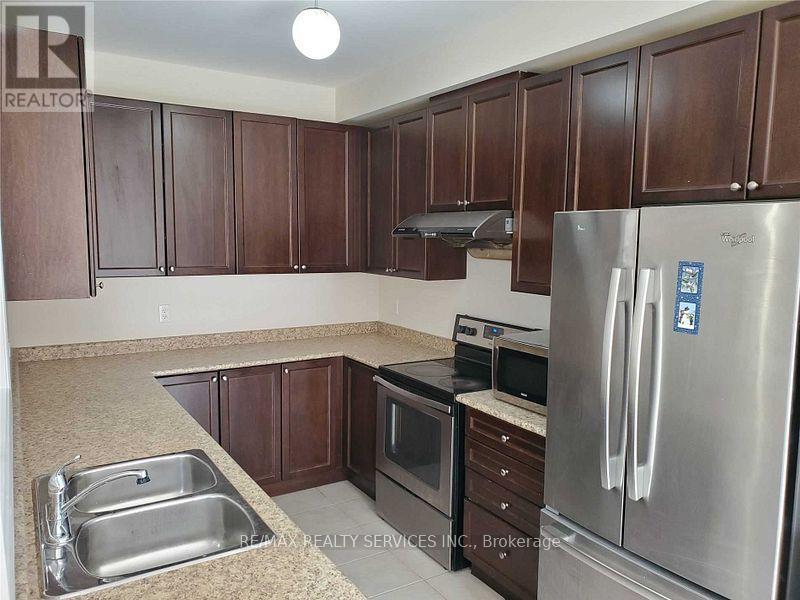 16 Swancreek Court, Brampton, Ontario  L6P 3S7 - Photo 2 - W12590942