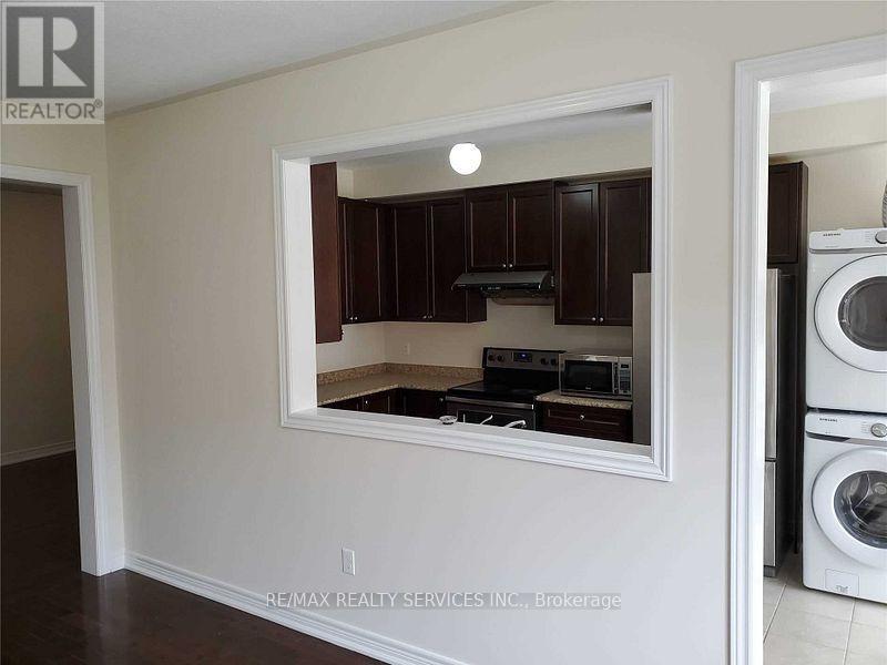 16 Swancreek Court, Brampton, Ontario  L6P 3S7 - Photo 4 - W12590942