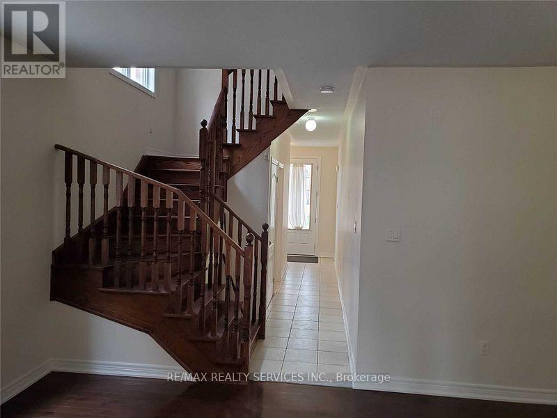 16 Swancreek Court, Brampton, Ontario  L6P 3S7 - Photo 5 - W12590942