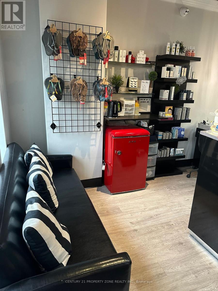 545 Thompson Road, Milton, Ontario  L9T 7Z1 - Photo 3 - W12590946