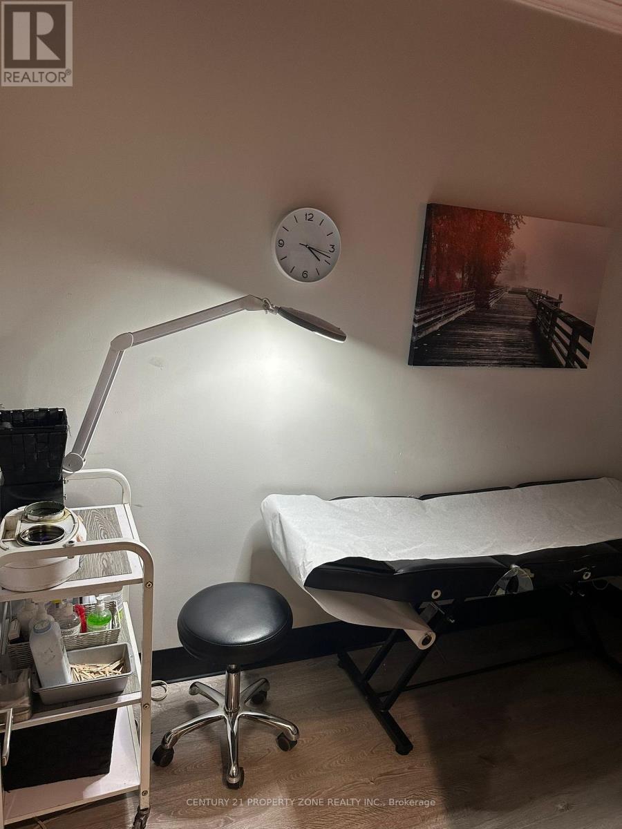 545 Thompson Road, Milton, Ontario  L9T 7Z1 - Photo 5 - W12590946