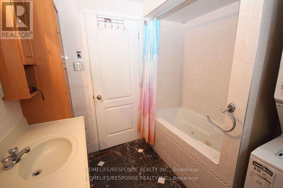 32 Denlow Drive, Brampton, Ontario  L6Y 2L4 - Photo 16 - W12590964