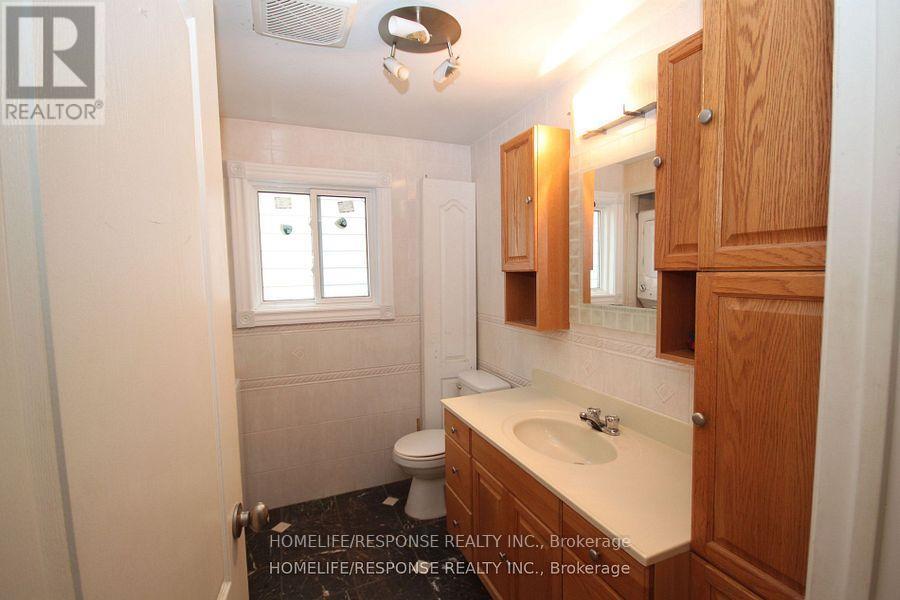 32 Denlow Drive, Brampton, Ontario  L6Y 2L4 - Photo 18 - W12590964