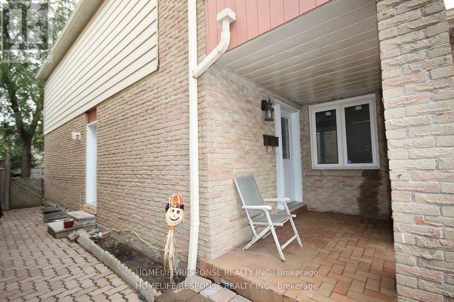 32 Denlow Drive, Brampton, Ontario  L6Y 2L4 - Photo 2 - W12590964