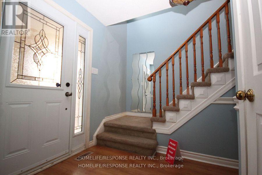 32 Denlow Drive, Brampton, Ontario  L6Y 2L4 - Photo 3 - W12590964