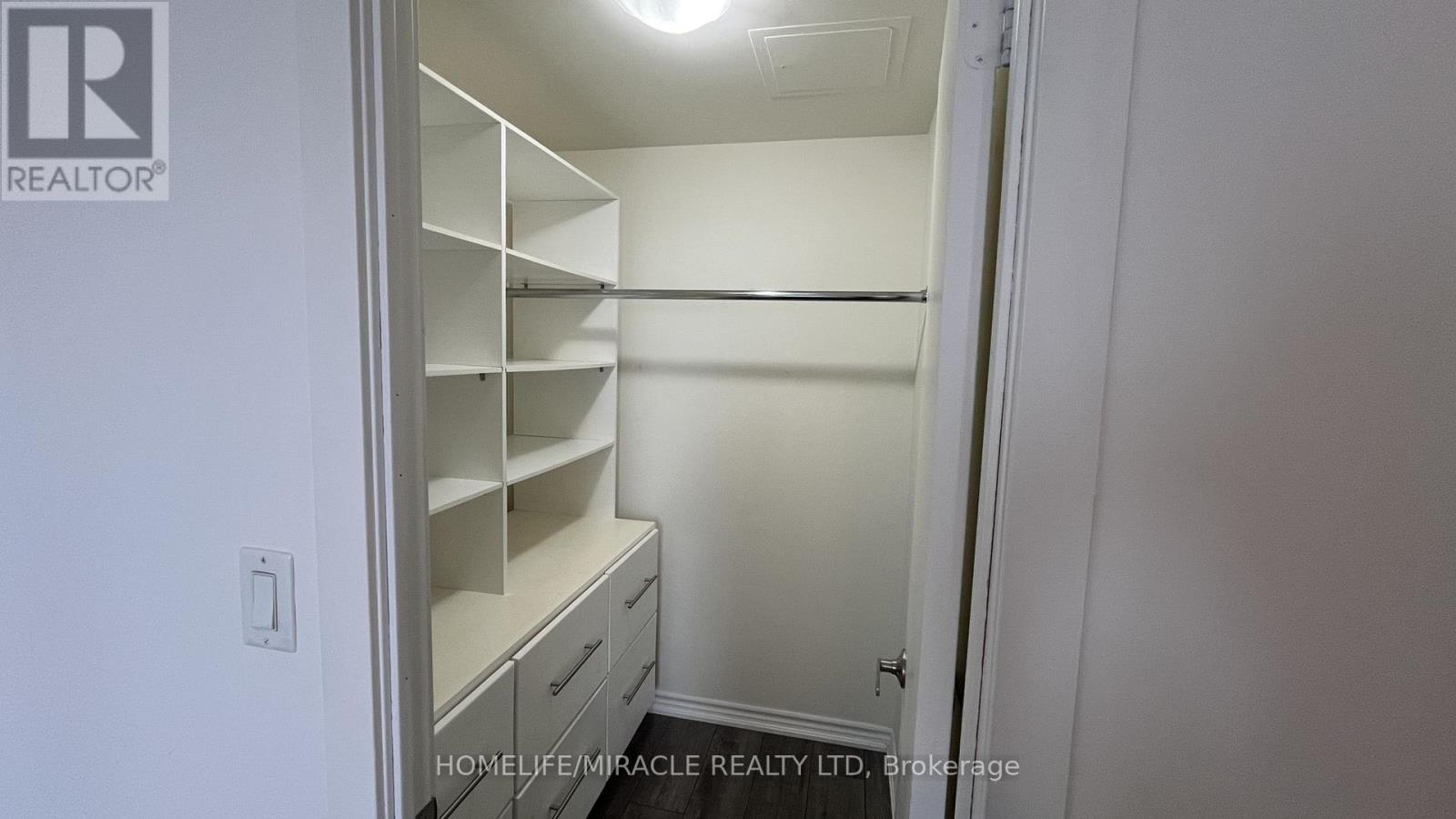 1703 - 4070 Confederation Parkway, Mississauga, Ontario  L5B 0E9 - Photo 10 - W12590990