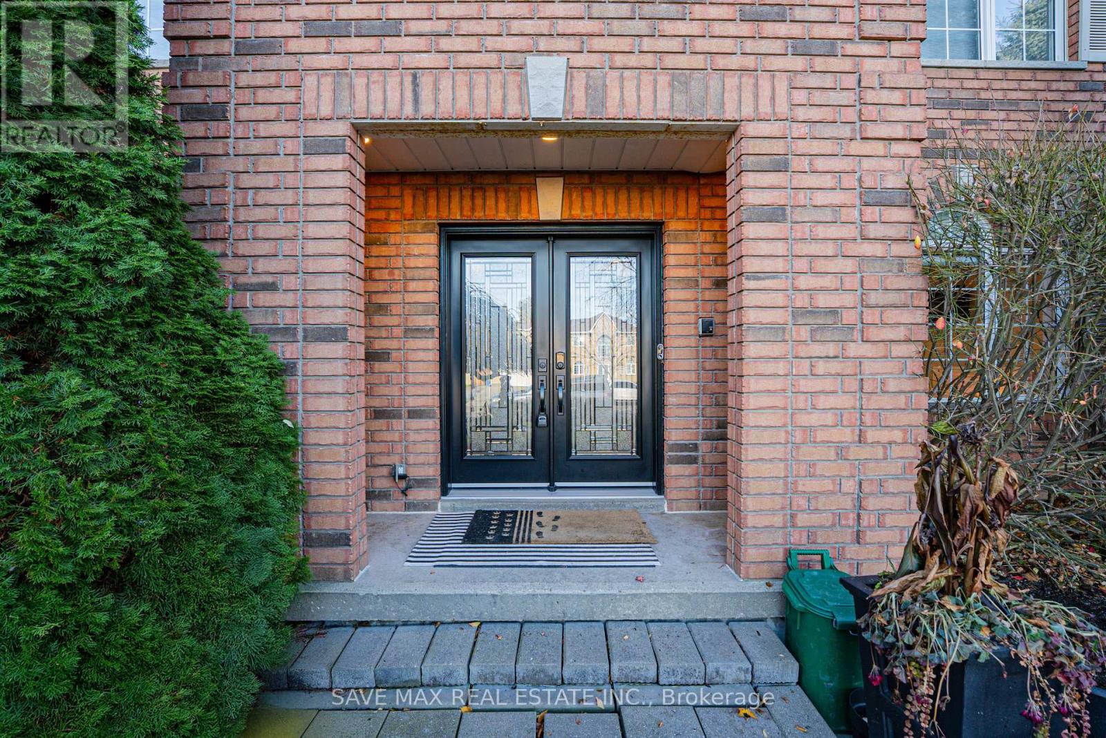 77 Colonel Bertram Road, Brampton, Ontario  L6Z 4T6 - Photo 5 - W12591002