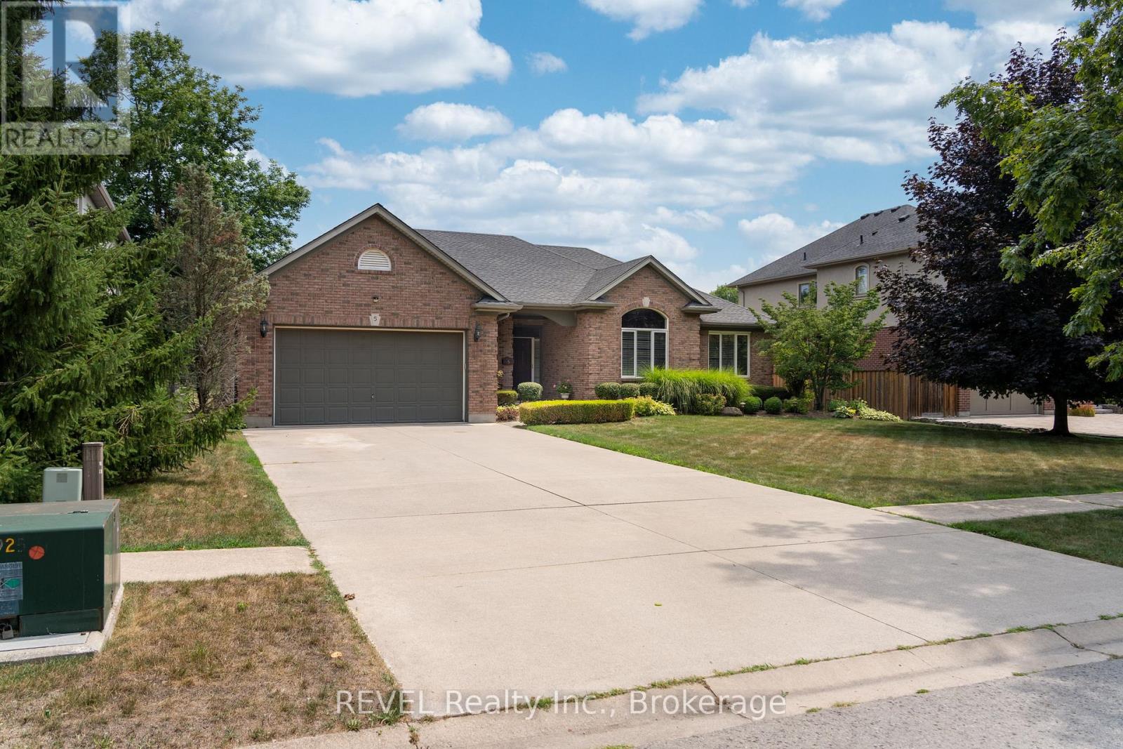 5 Beechwood Crescent, Pelham, Ontario  L0S 1E7 - Photo 2 - X12591188