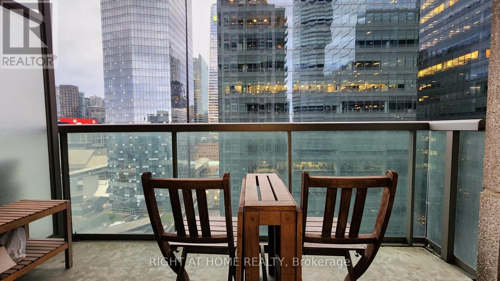 2205 - 30 Grand Trunk Crescent, Toronto, Ontario  M5J 3A3 - Photo 12 - C12591108