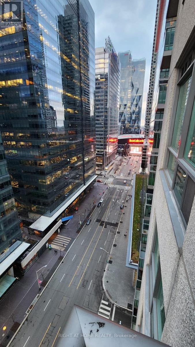 2205 - 30 Grand Trunk Crescent, Toronto, Ontario  M5J 3A3 - Photo 4 - C12591108