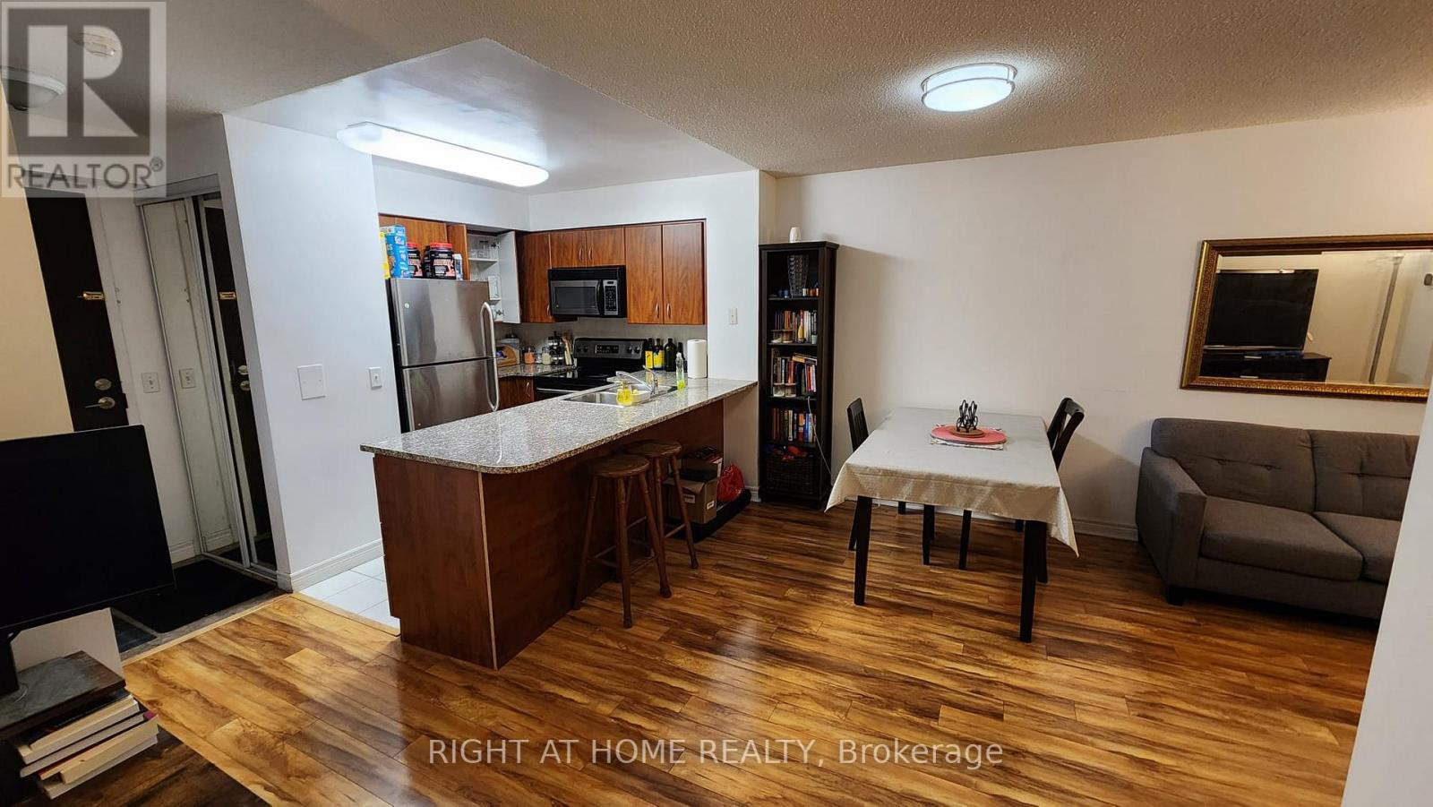 2205 - 30 Grand Trunk Crescent, Toronto, Ontario  M5J 3A3 - Photo 6 - C12591108