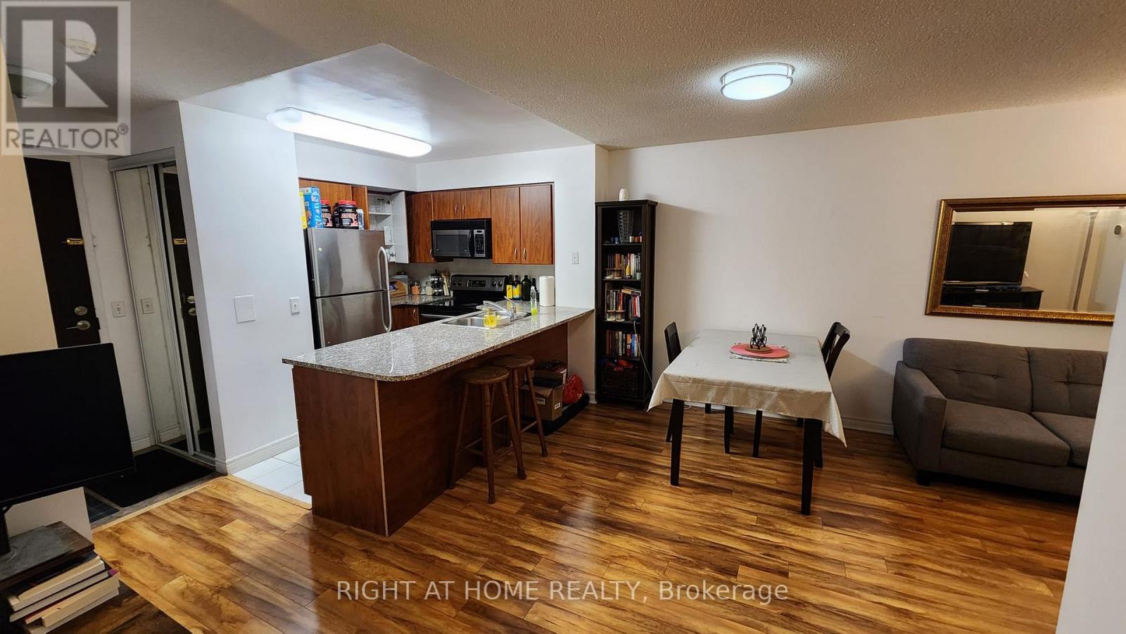 2205 - 30 Grand Trunk Crescent, Toronto, Ontario  M5J 3A3 - Photo 7 - C12591108