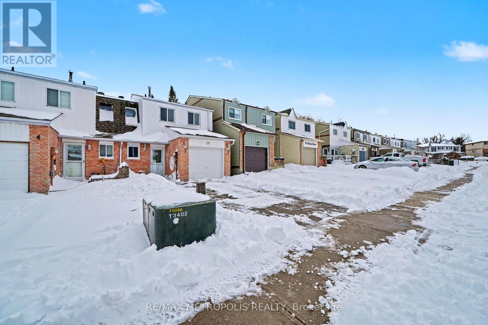 19 Robin Court, Barrie, Ontario  L4M 5L9 - Photo 2 - S12591194