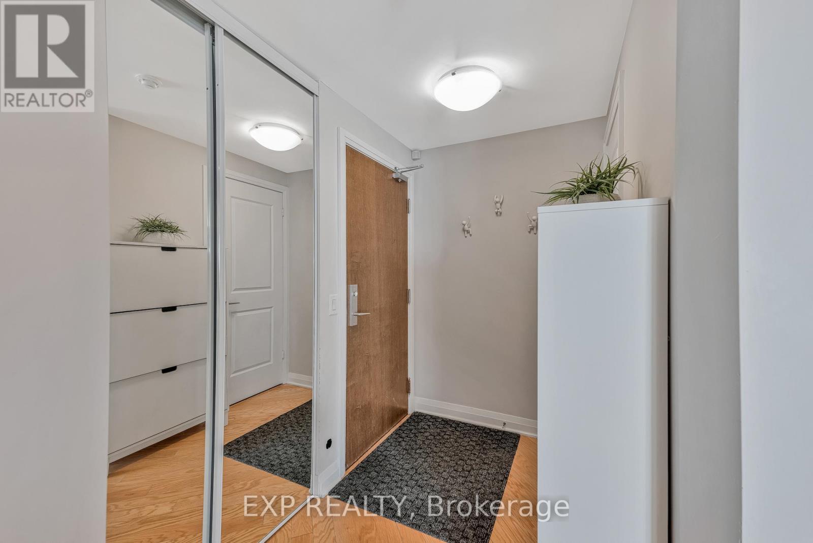 611 - 1055 Southdown Road, Mississauga, Ontario  L5J 0A3 - Photo 2 - W12591026