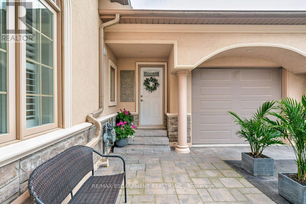 2462 No 2 Side Road, Burlington, Ontario  L7P 0H1 - Photo 5 - W12591106