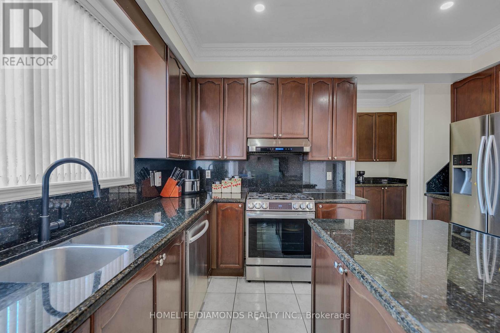 70 Maldives Crescent, Brampton, Ontario  L6P 1L1 - Photo 12 - W12591190