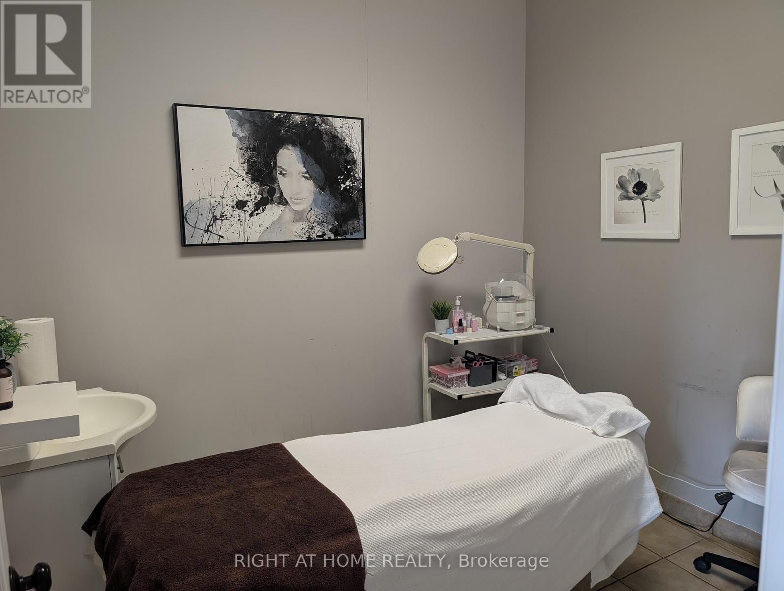 6 - 2275 Westoak Trails Boulevard, Oakville (Wt West Oak Trails), Ontario  L6M 3W6 - Photo 4 - W12591222