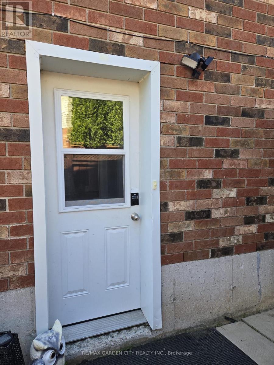 96 Benziger Lane, Hamilton, Ontario  L8E 6G5 - Photo 2 - X12591088