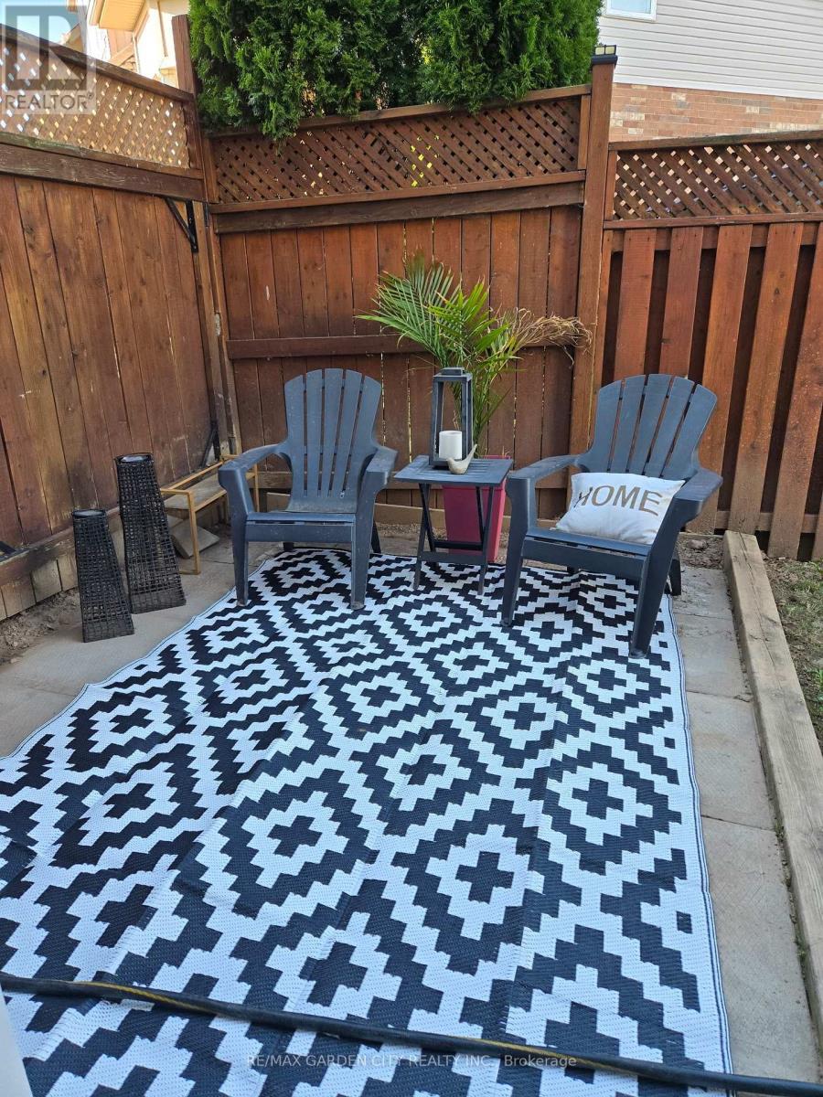 96 Benziger Lane, Hamilton, Ontario  L8E 6G5 - Photo 3 - X12591088