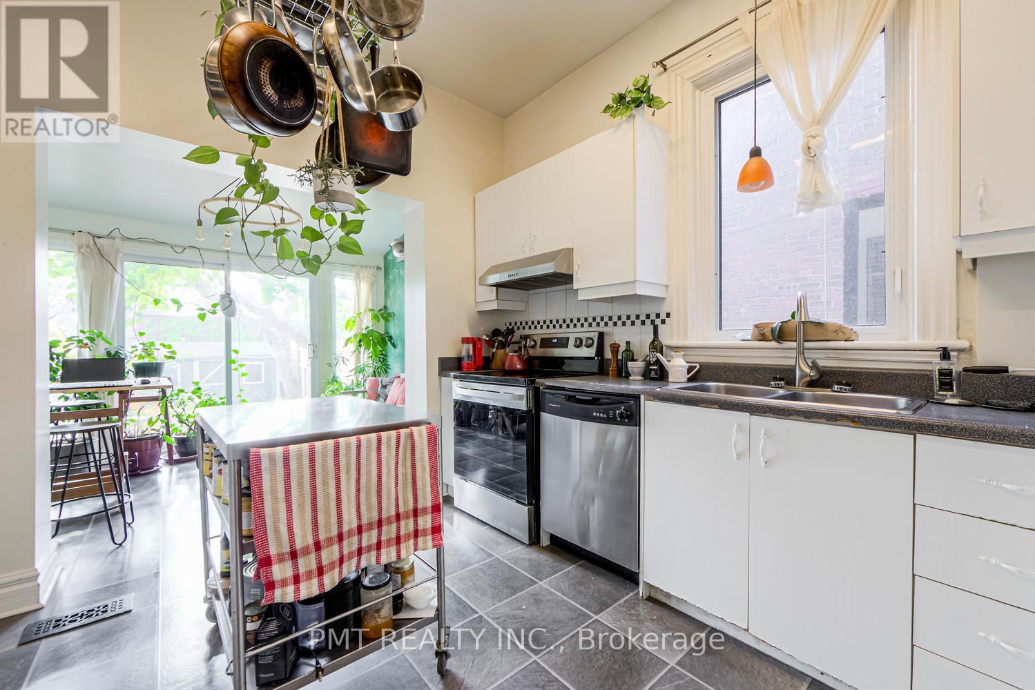 19 Churchill Avenue, Toronto, Ontario  M6J 2B3 - Photo 12 - C12591258