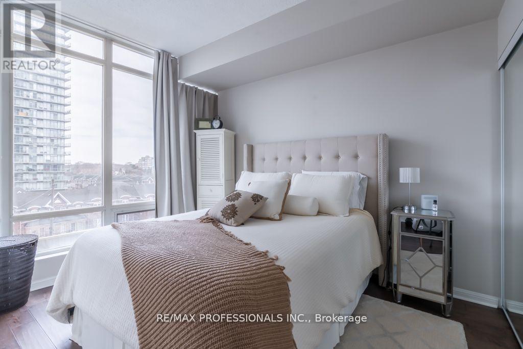 512 - 15 Windermere Avenue, Toronto, Ontario  M6S 5A2 - Photo 12 - W12591254