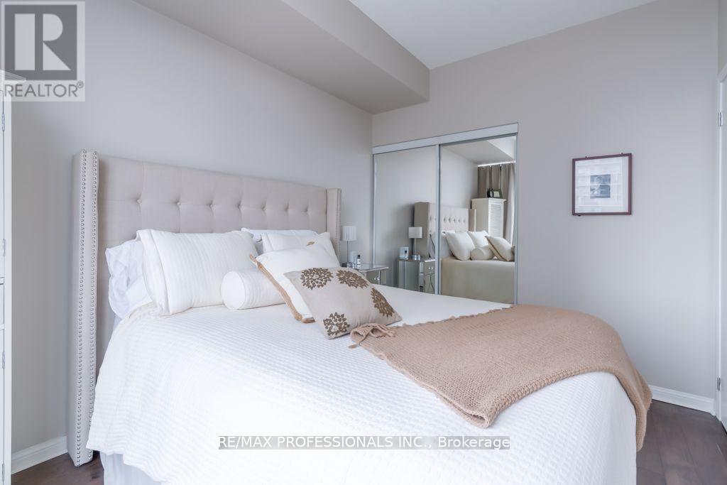 512 - 15 Windermere Avenue, Toronto, Ontario  M6S 5A2 - Photo 13 - W12591254