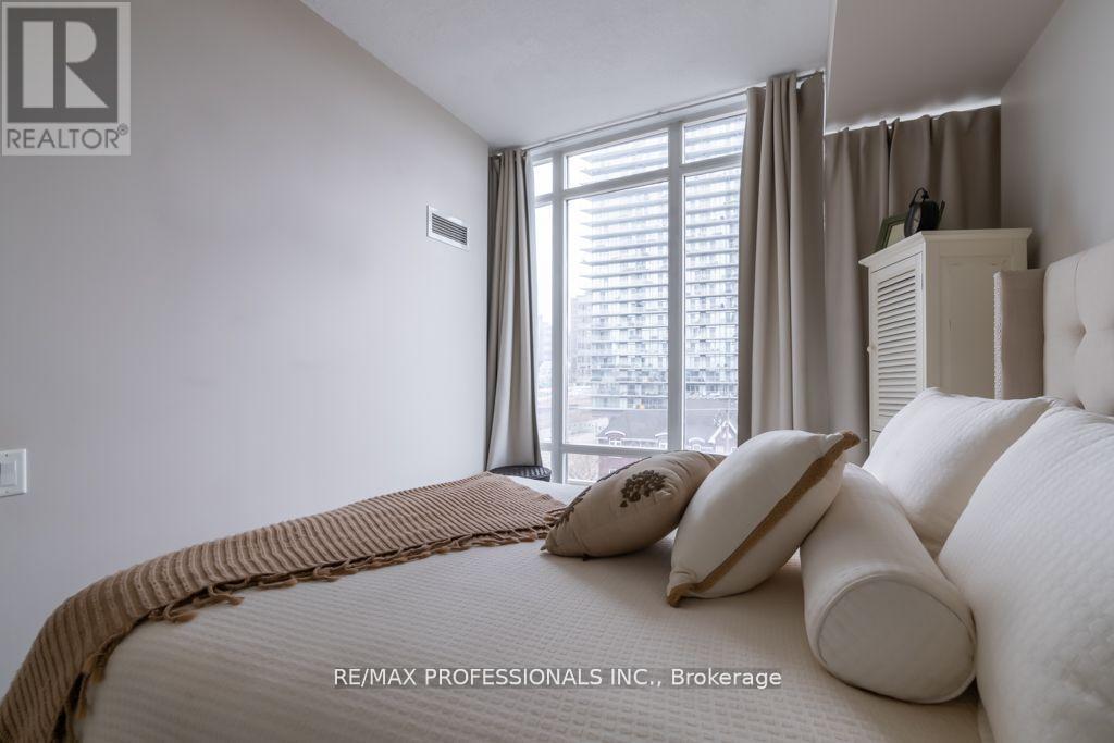 512 - 15 Windermere Avenue, Toronto, Ontario  M6S 5A2 - Photo 14 - W12591254