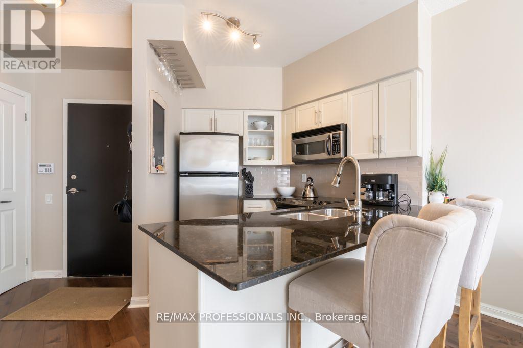 512 - 15 Windermere Avenue, Toronto, Ontario  M6S 5A2 - Photo 5 - W12591254