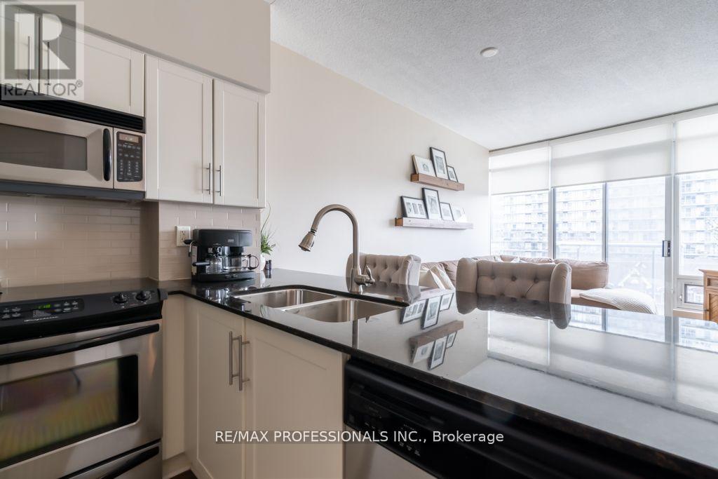 512 - 15 Windermere Avenue, Toronto, Ontario  M6S 5A2 - Photo 8 - W12591254