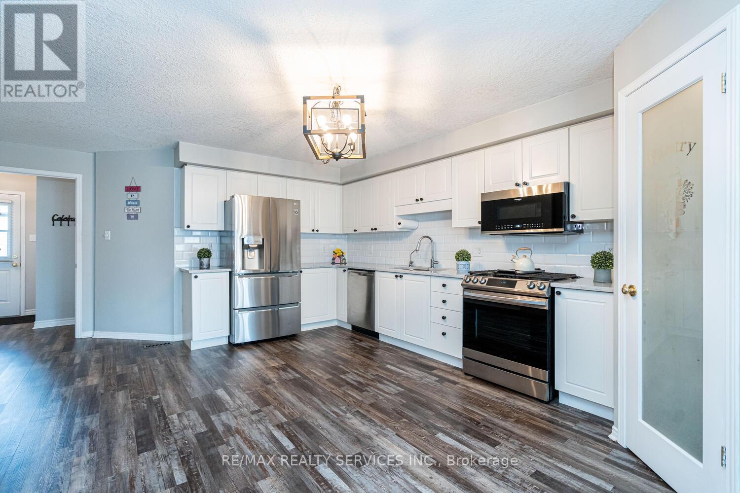 73 Montgomery Boulevard, Orangeville, Ontario  L9W 5H6 - Photo 8 - W12591280