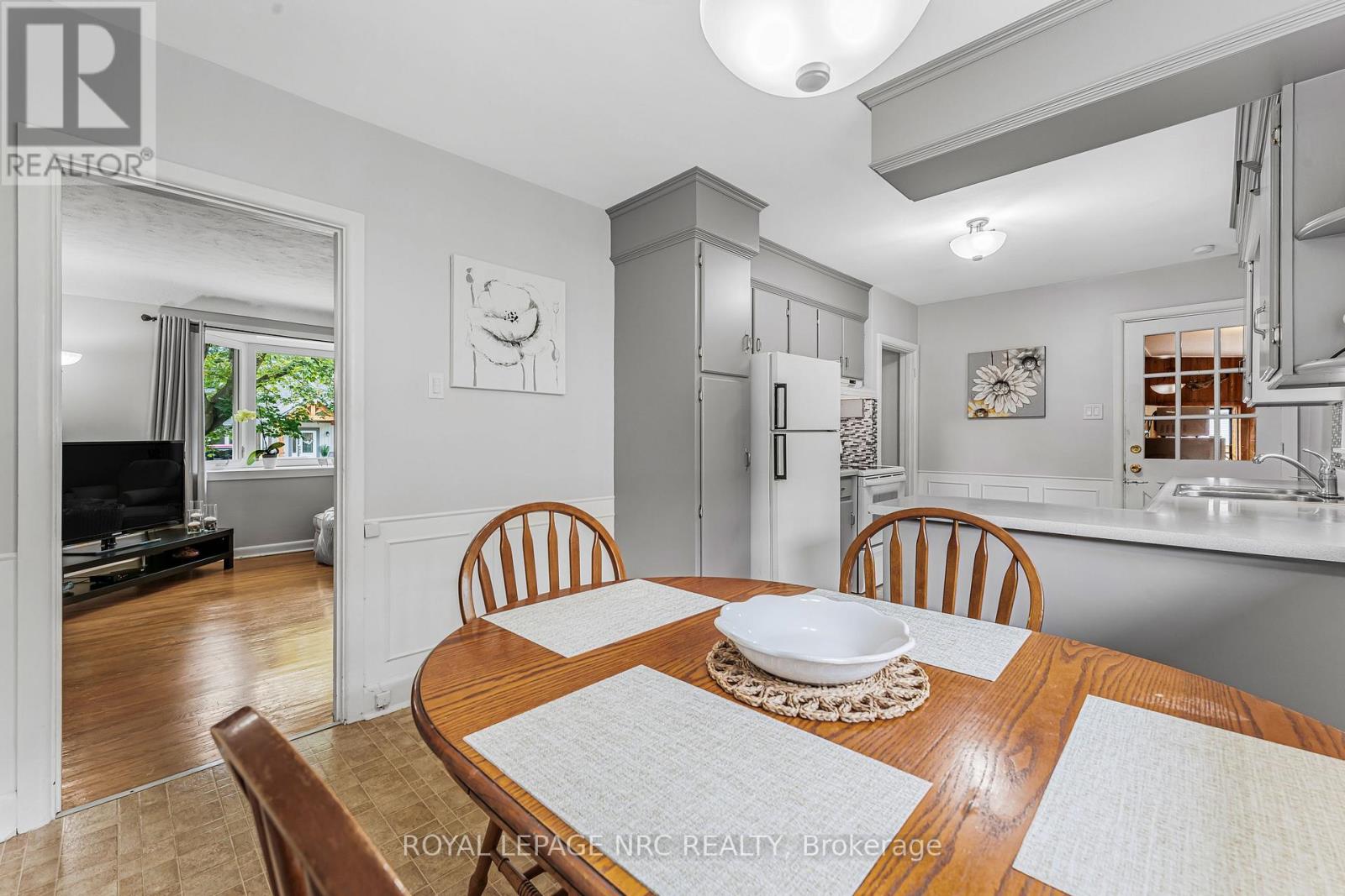 6 Maplewood Drive, St. Catharines, Ontario  L2M 3P1 - Photo 8 - X12591444