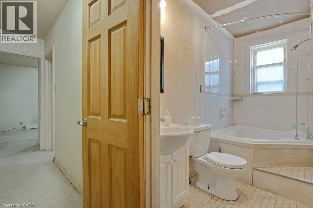 844 S Stirling Avenue S, Kitchener, Ontario  N2M 3K3 - Photo 12 - 40791352