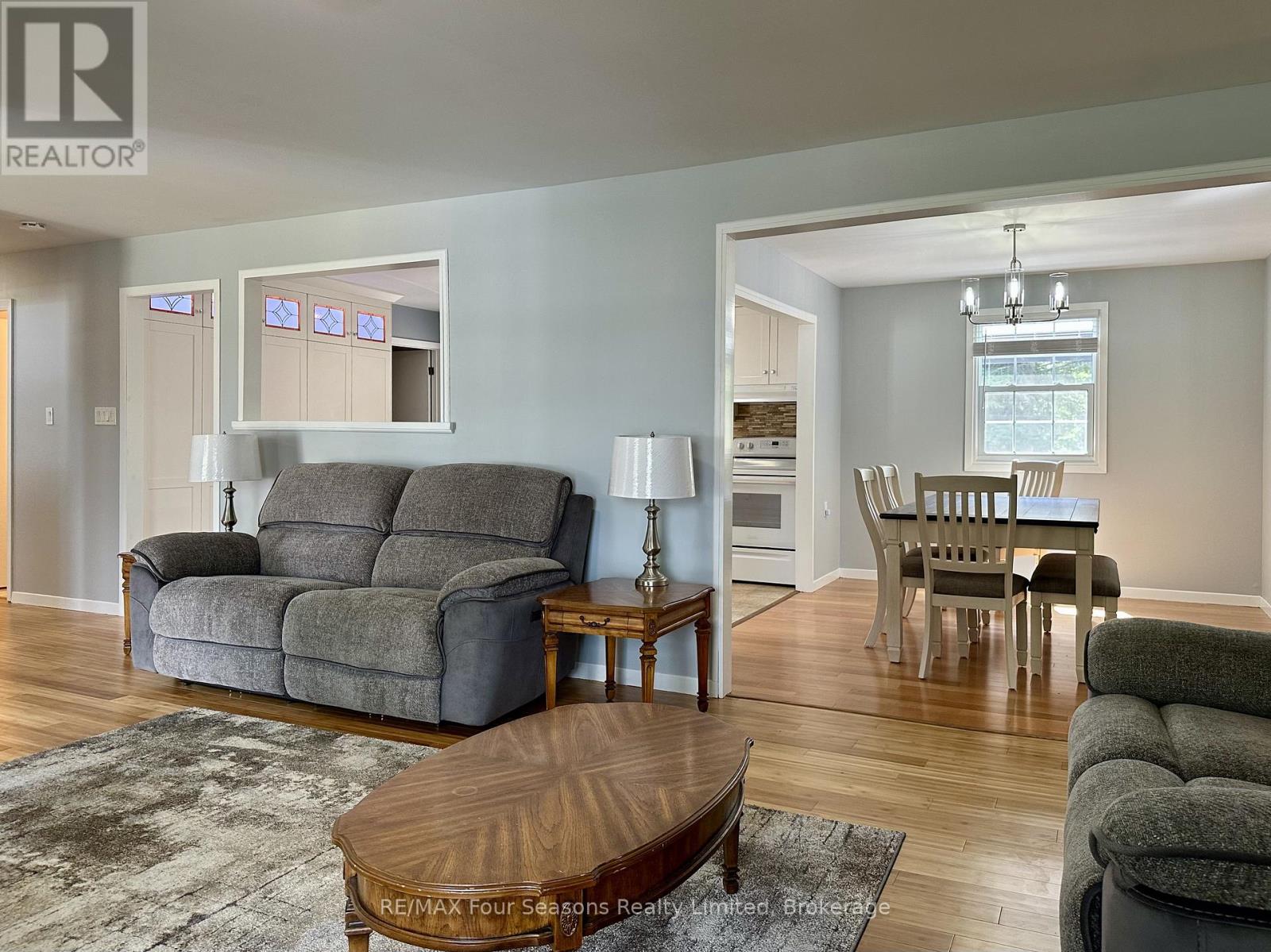 207 Christopher Street, Clearview (Stayner), Ontario  L0M 1S0 - Photo 4 - S12591332