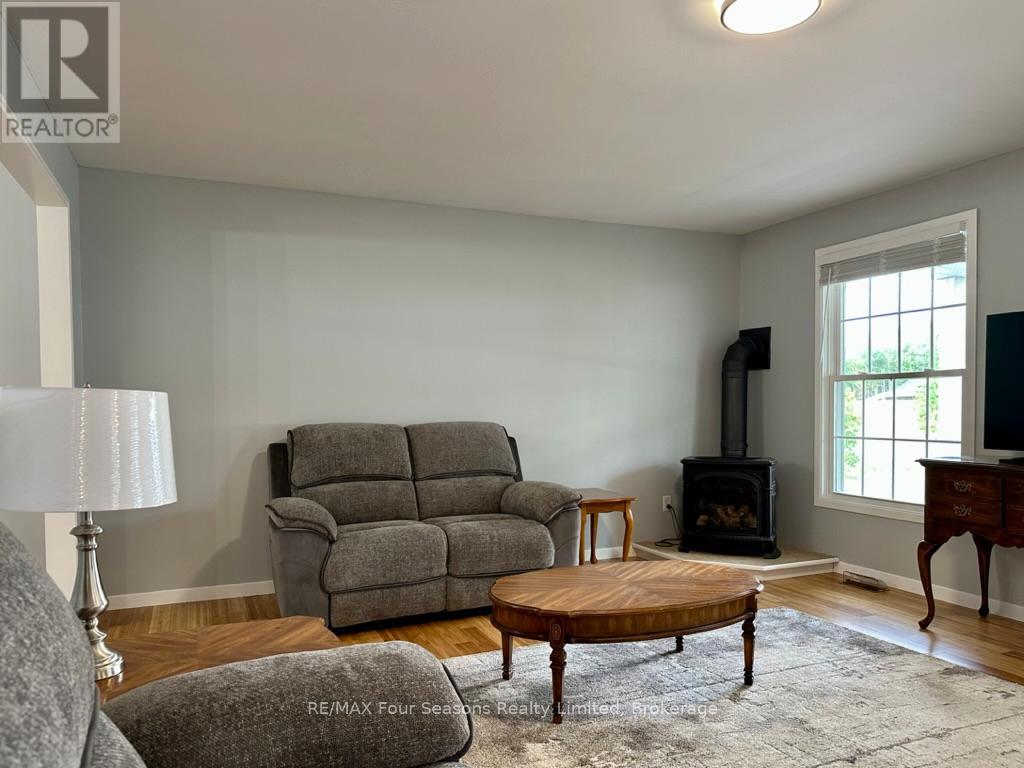 207 Christopher Street, Clearview (Stayner), Ontario  L0M 1S0 - Photo 5 - S12591332