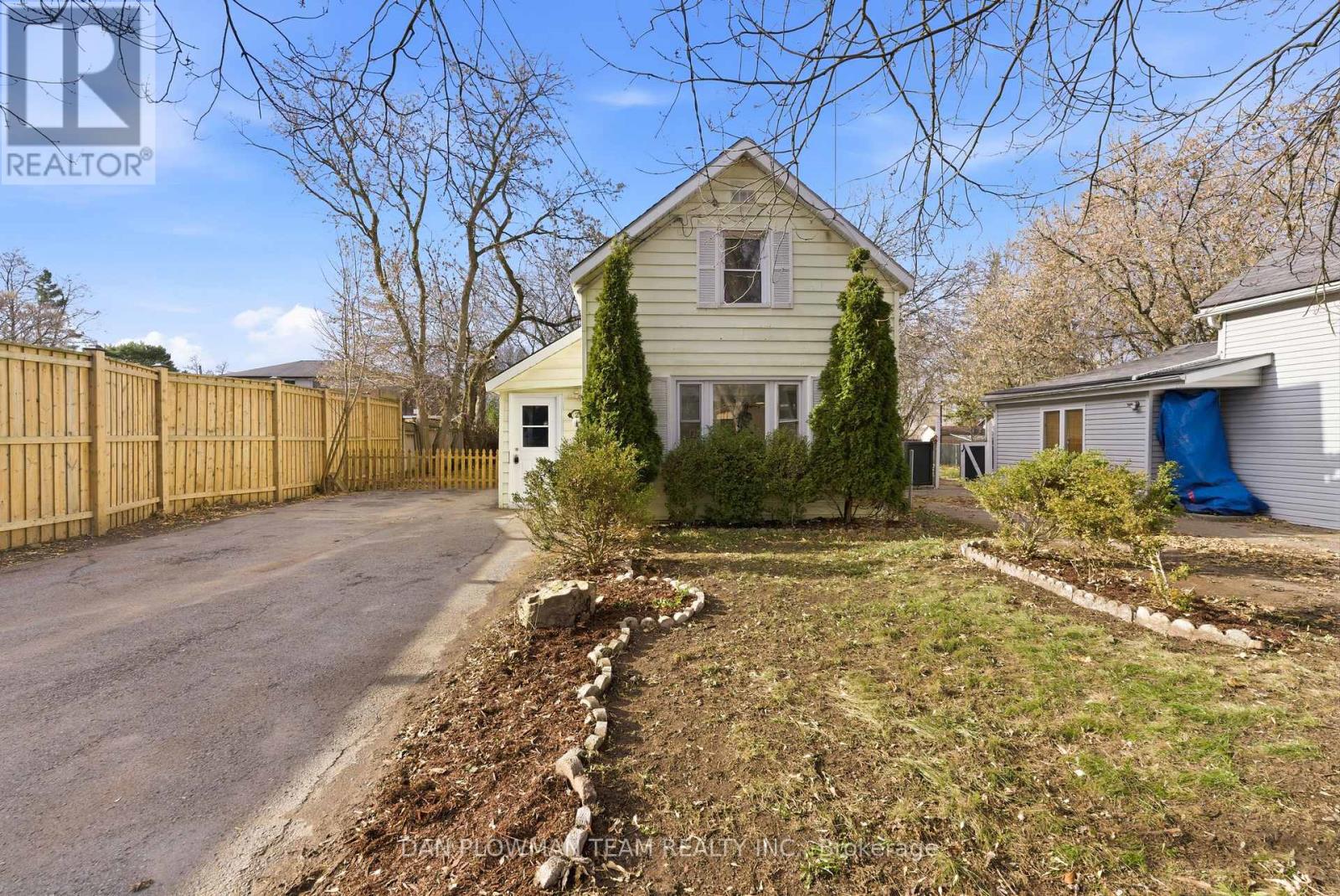 2 Wickett Street, Belleville, Ontario  K8P 3W6 - Photo 2 - X12591250