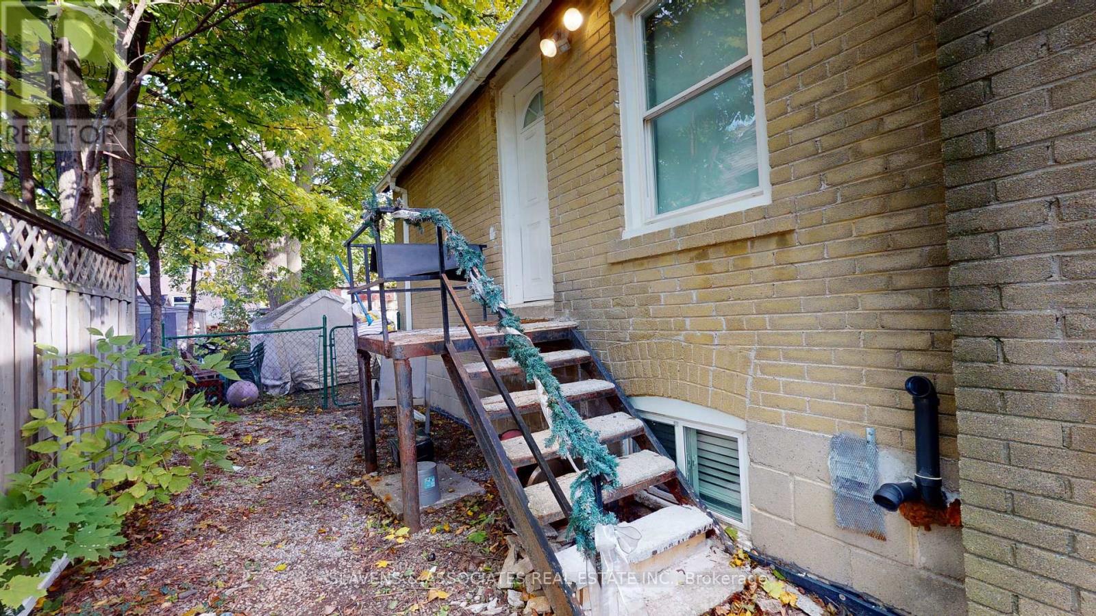 Upper - 262 Poyntz Avenue, Toronto, Ontario  M2N 1J7 - Photo 2 - C12591540