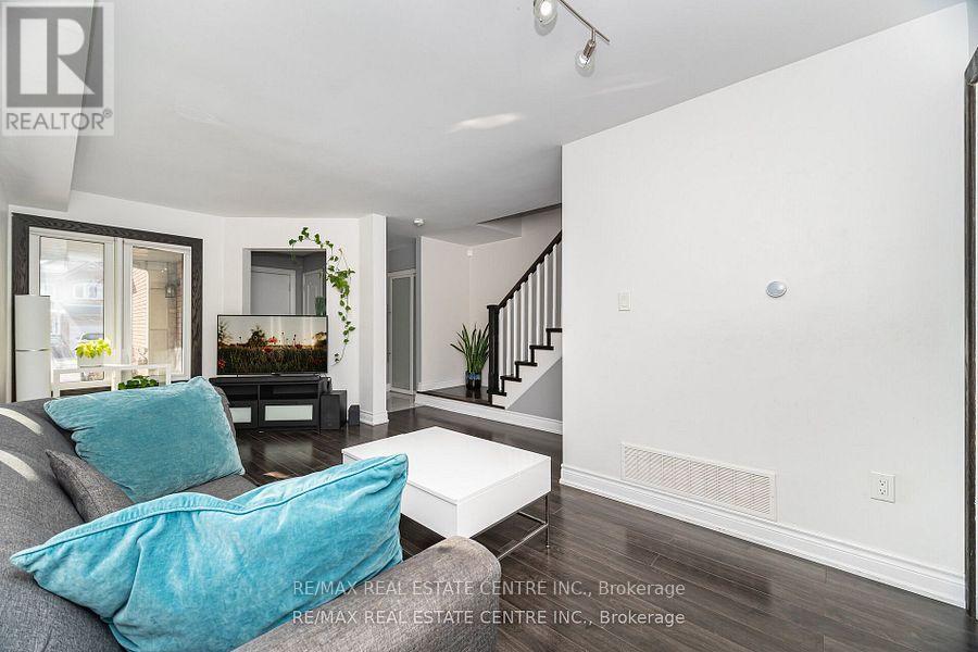 6835 Dillingwood Drive, Mississauga, Ontario  L5N 6Z9 - Photo 13 - W12591406