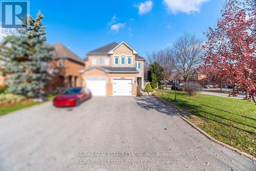 6835 Dillingwood Drive, Mississauga, Ontario  L5N 6Z9 - Photo 2 - W12591406