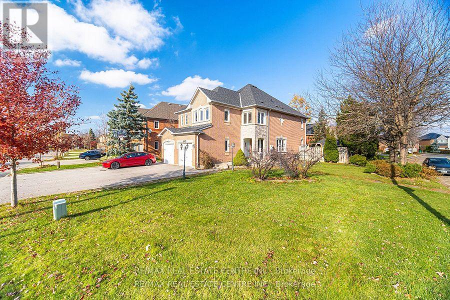 6835 Dillingwood Drive, Mississauga, Ontario  L5N 6Z9 - Photo 5 - W12591406
